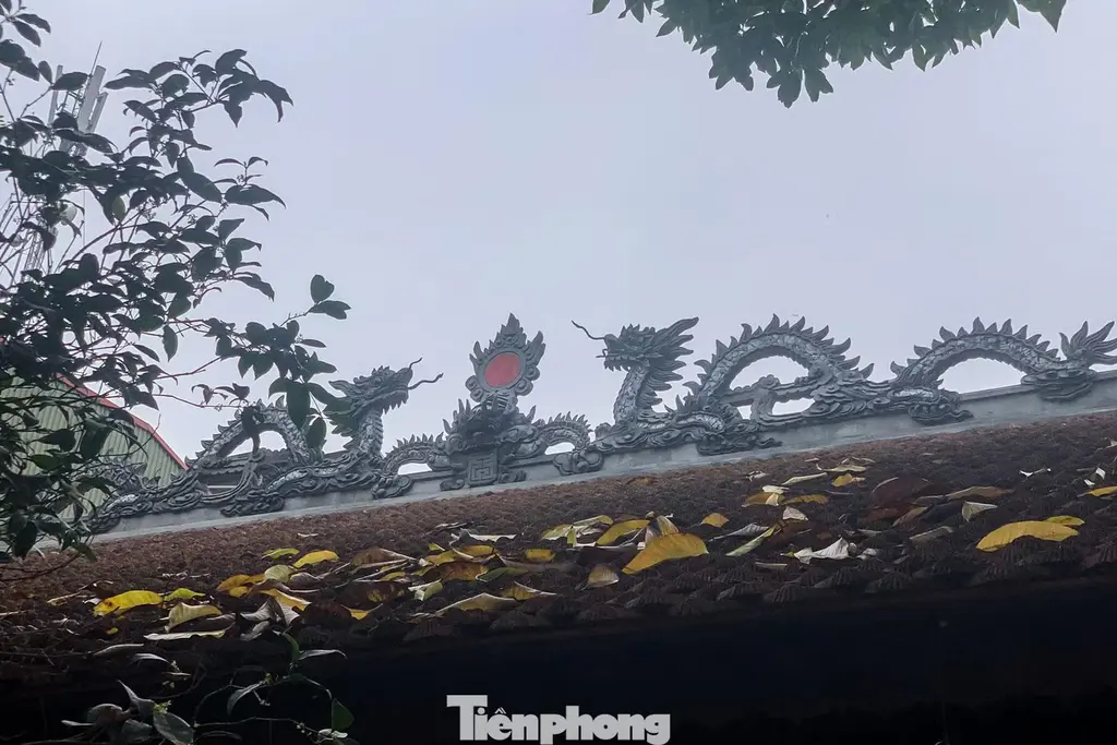Hình ảnh lưỡng long chầu nhật xuất hiện trên mái đình đền Vũ Thạch