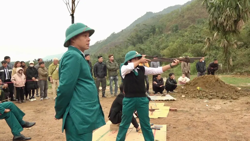Thi bắn nỏ truyền thống tại Lễ hội Hạ điền đình Đồng Sương