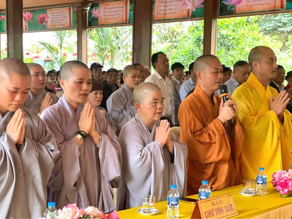 Niệm Phật cầu gia hộ Lễ Hội Rước Nước Chùa phủ Báo Ân