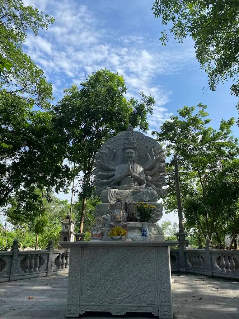 Tượng phật nghìn tay, nghìn mắt bằng đá trong khuôn viên Chùa Sổ