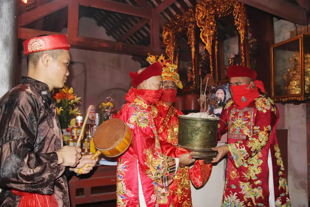 Nghi lễ rước bát nhang trong Hội đình - đền Bổng Điền