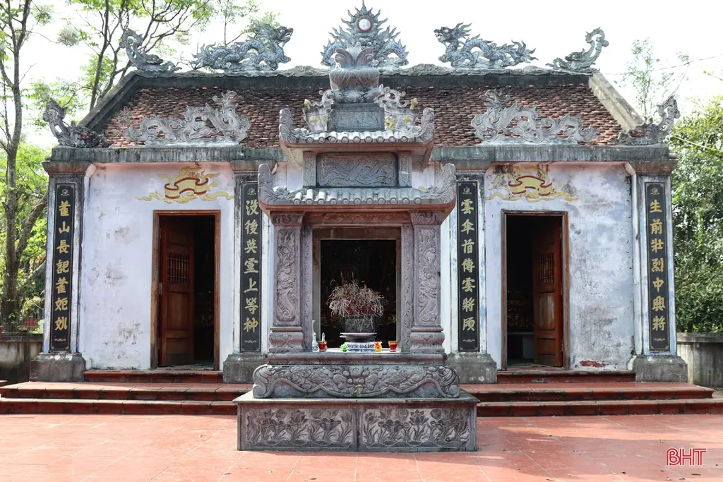 Tam quan Đền thờ Nguyễn Biên