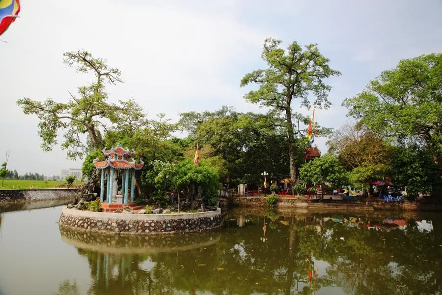 Đền Đậu An được bao quanh bởi hổ nước tạo thành nơi thủy tụ