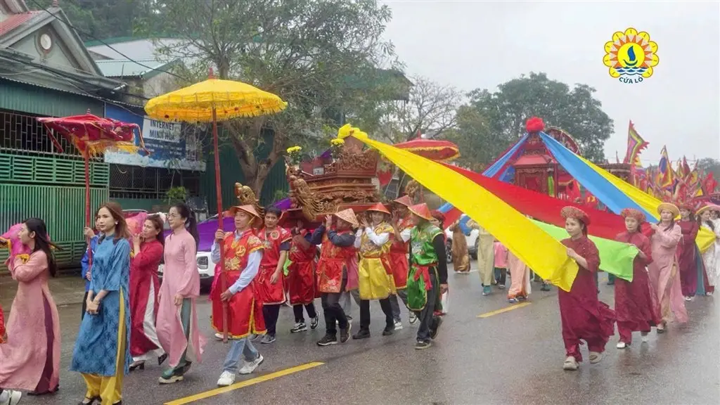 Lễ rước kiệu của các dòng họ tại Lễ hội Đền Vạn Lộc
