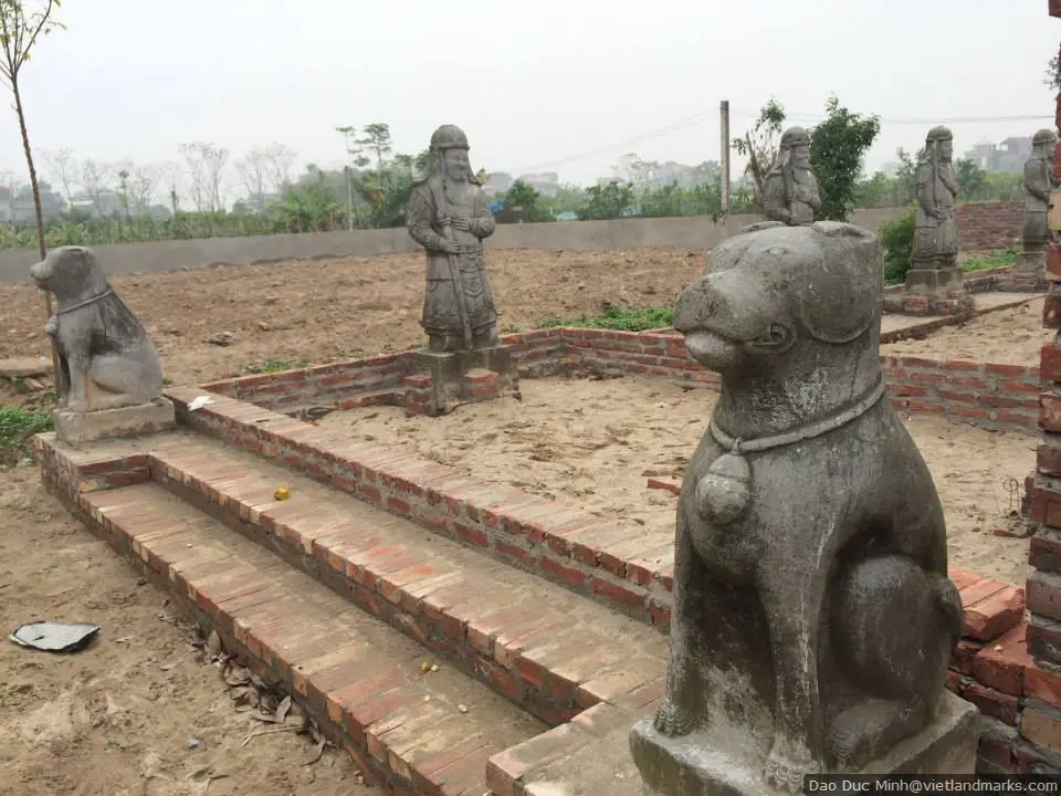 Tượng chó đá tại vết tích đình thờ quận công Nguyễn Đình Huấn