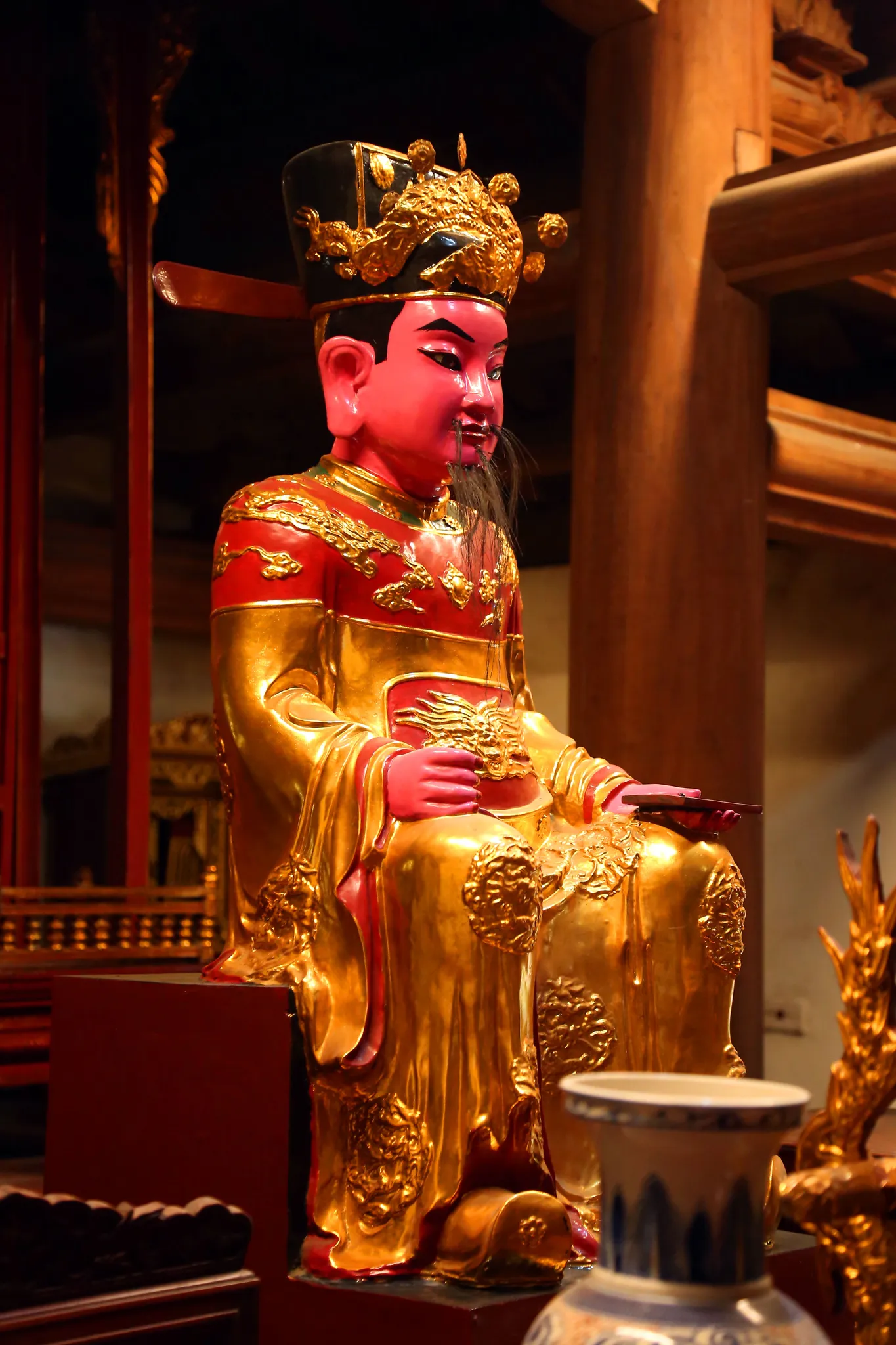Tượng thờ trong đình Thị Cấm