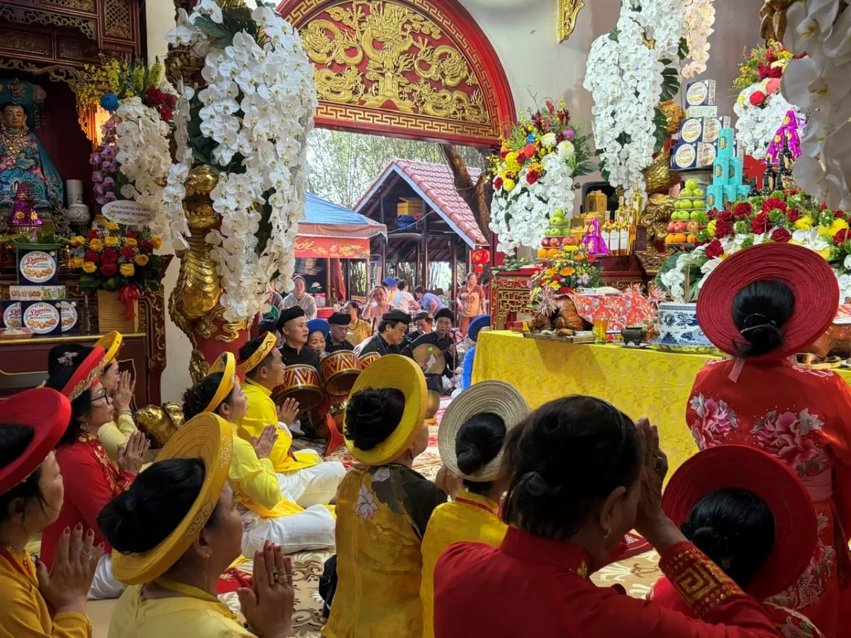 Hầu khai hội tại Tam Giang Thánh Điện tại Lễ hội Bửu đản Thánh Mẫu Đệ Tam Thủy cung