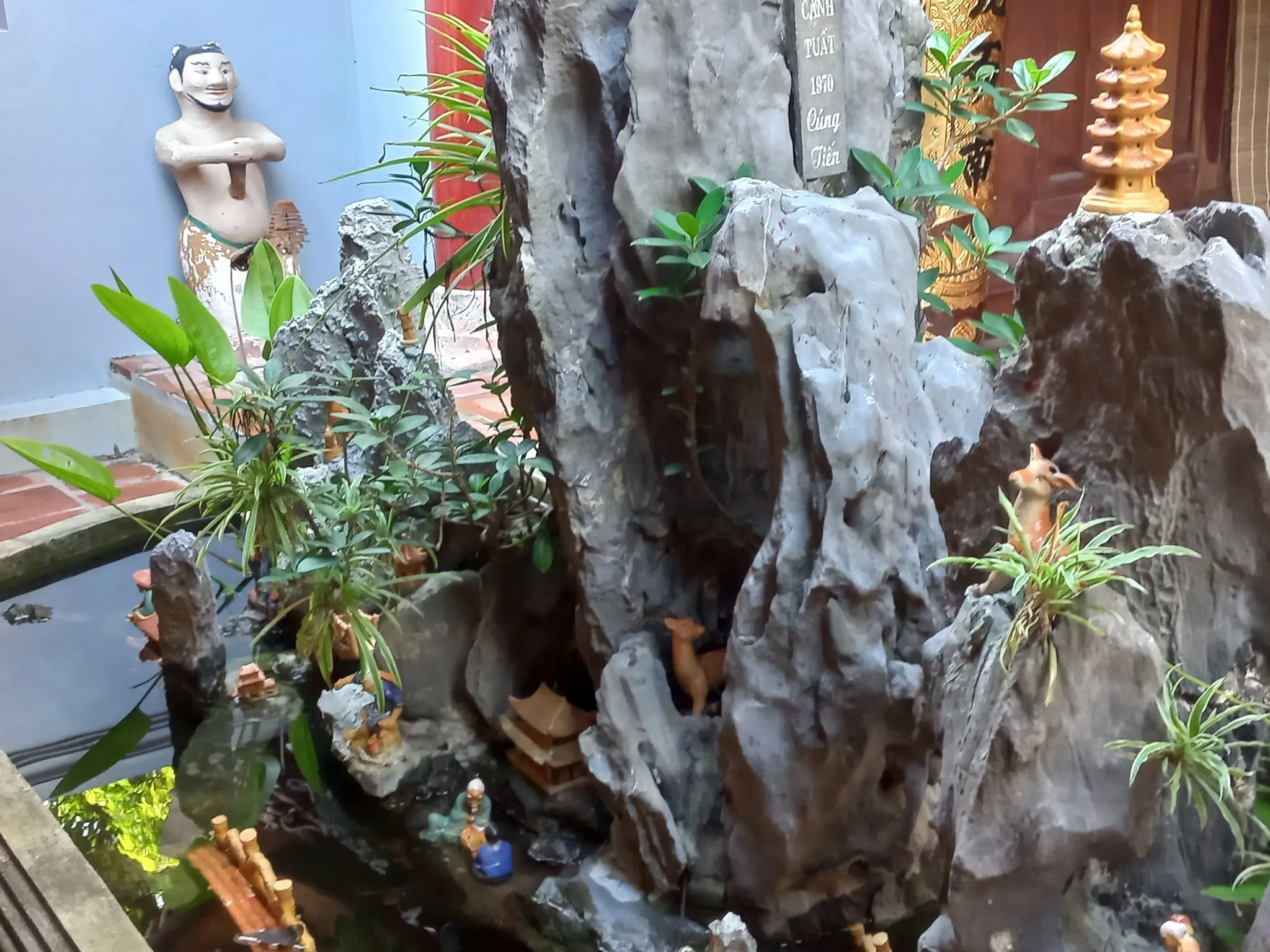 Non bộ trong khuôn viên Đình Sơn Đồng