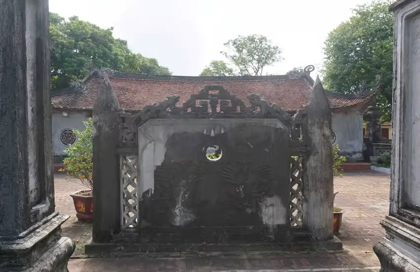 Bình phong đá trước Miếu Hai Thôn