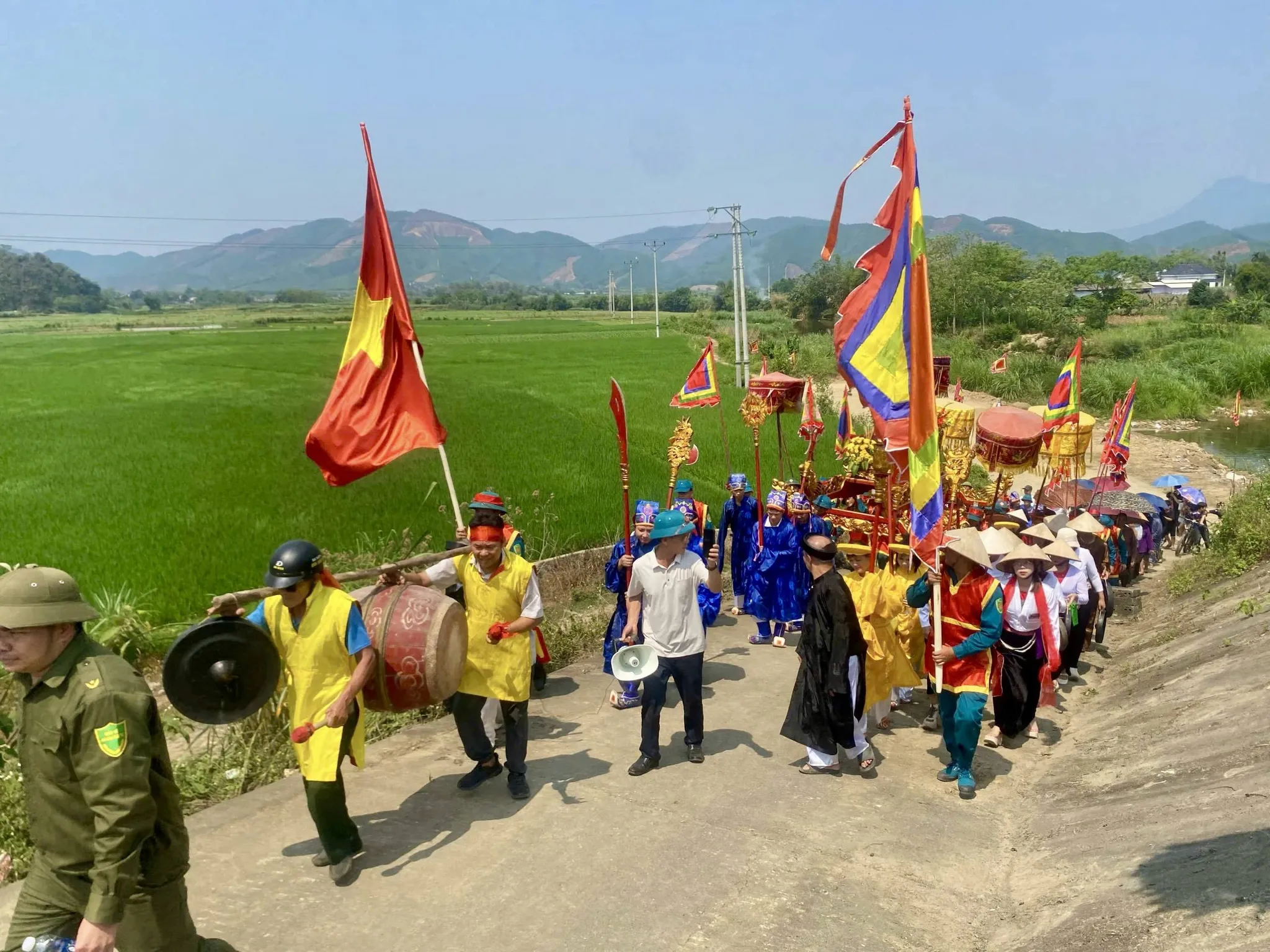 Đoàn rước tại Lễ hội đình Vỏ Trong