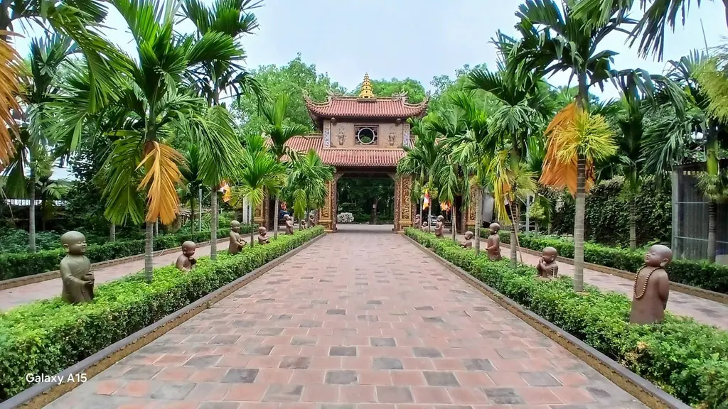 Cổng chùa Tiêu Dao nhìn từ phía trong sân