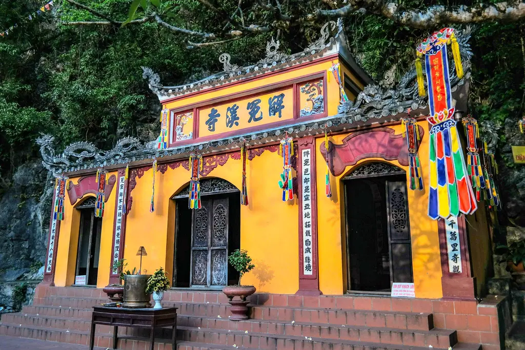Cổng tam quan di tích Chùa Giải Oan