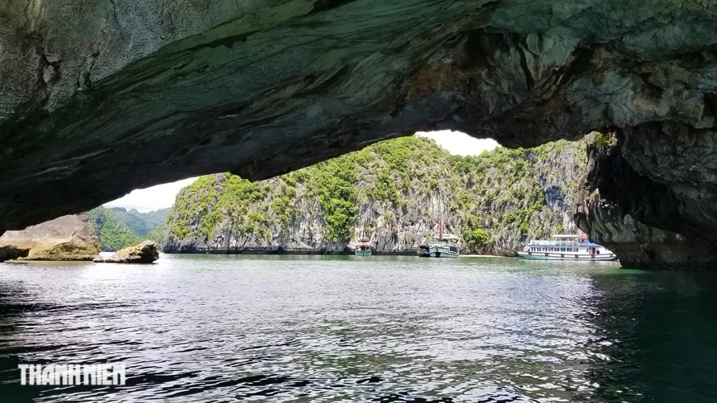 Hang luồn tại Quần đảo Cát Bà