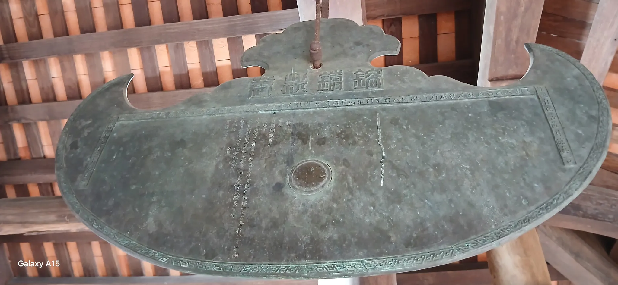 Khánh đồng (mặt trước) trong chùa Trăm Gian