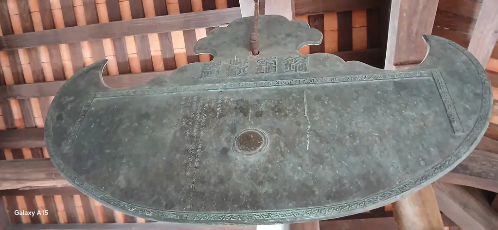 Khánh đồng (mặt trước) trong chùa Trăm Gian