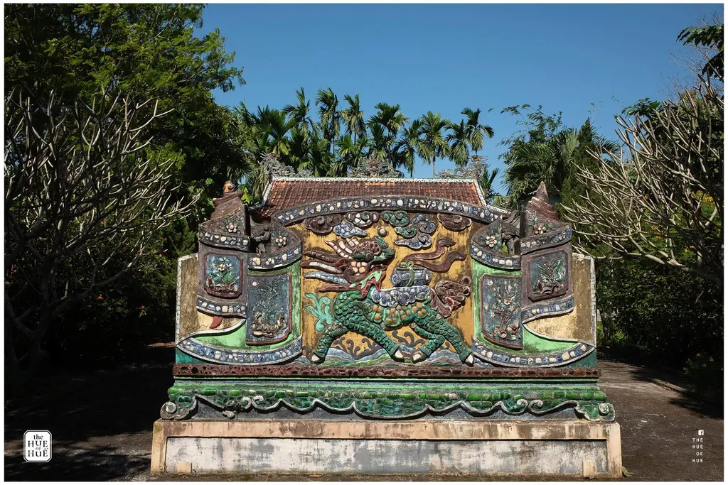 Bức bình phong đá tại Chùa Giác Lương
