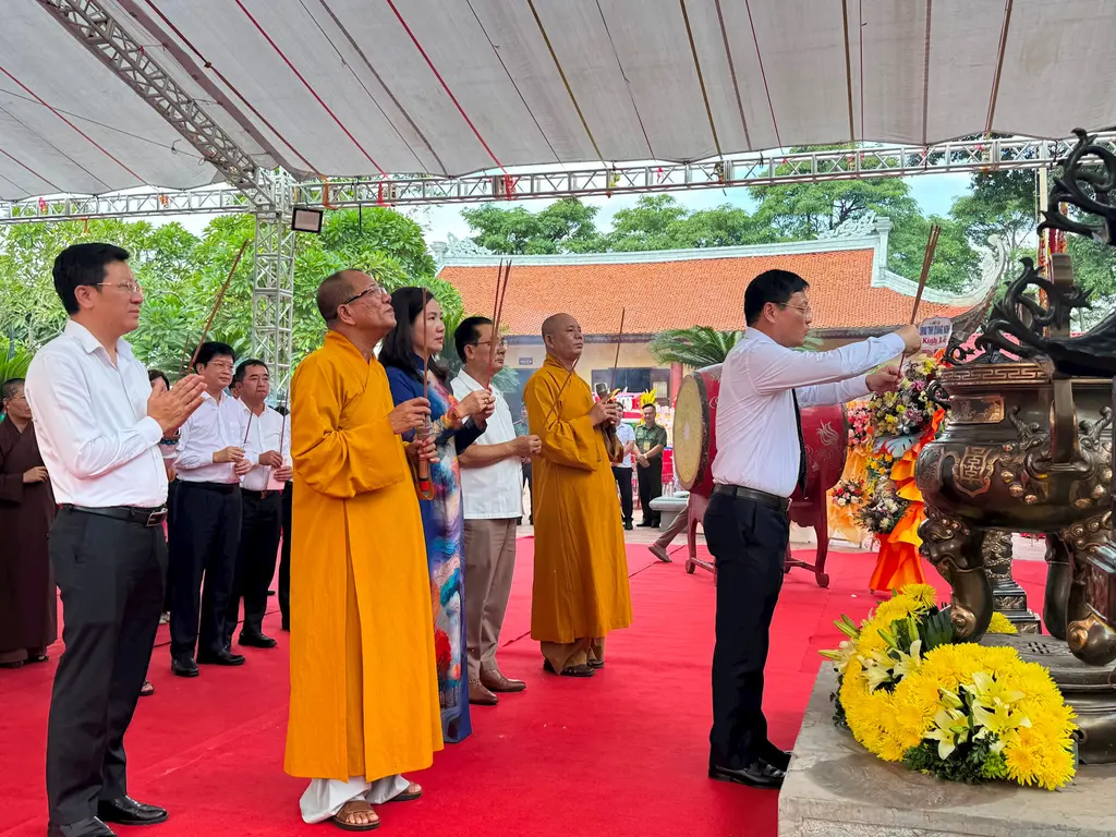 Các đại biểu dâng hương tại Lễ hội đền An Sinh