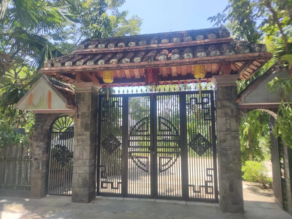Cổng khu di tích Làng Cổ Lộc Yên