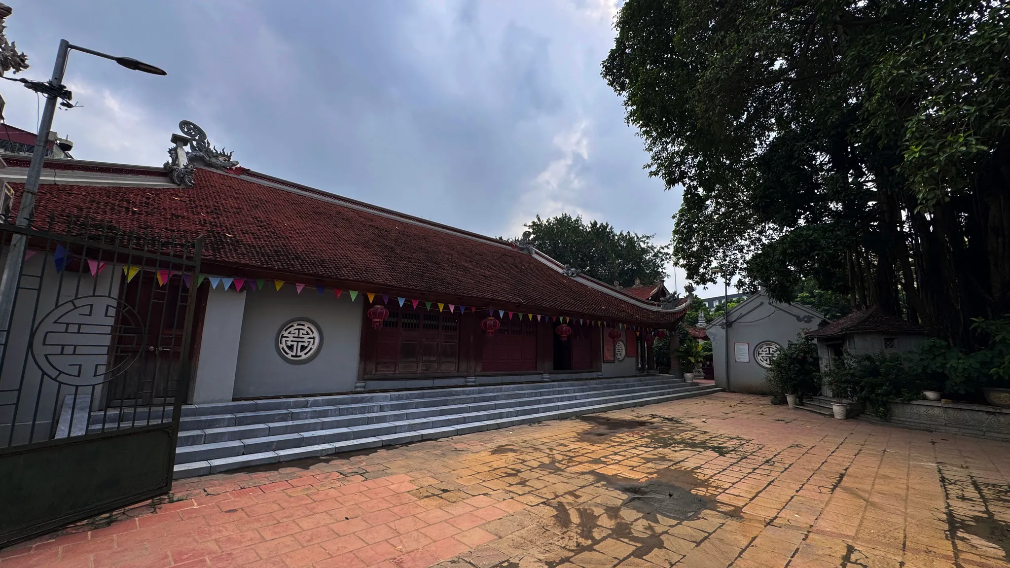 Đình Kiều Mai nhìn từ bên phải
