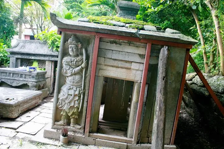 Nhà bia tại Lăng đá Lại Yên