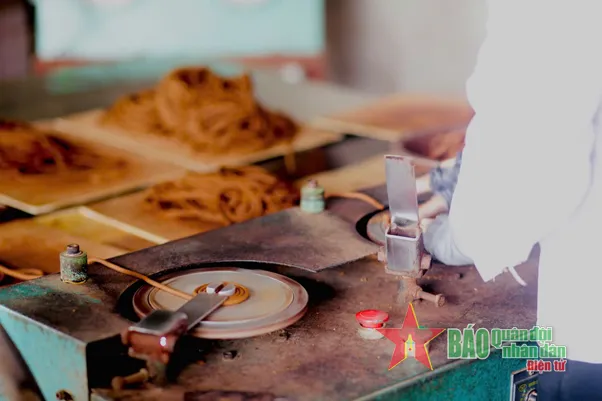 Nhờ máy móc, công đoạn quấn hương trở nên năng suất và cho ra thành phẩm đẹp mắt hơn.