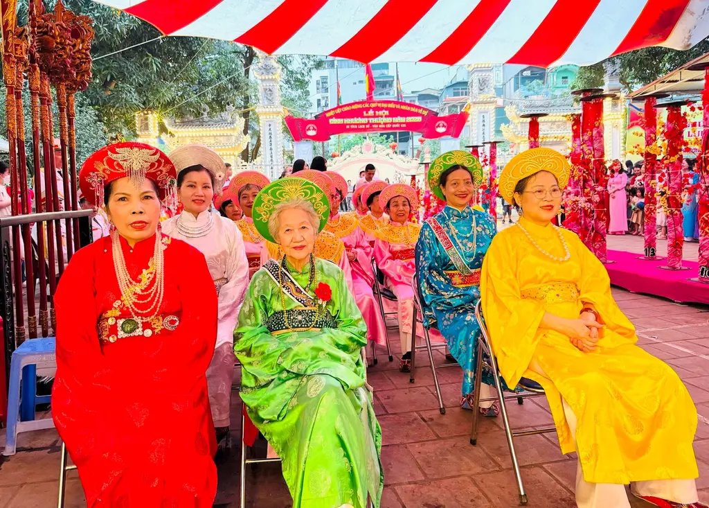 Các cụ cao niên trong làng phấn khởi tham dự Hội đình Khương Thượng