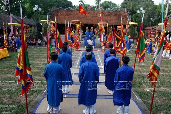 Tế lễ tại sân trong Quán Giá trong ngày Hội Giá