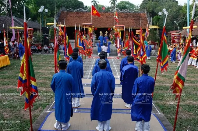 Tế lễ tại sân trong Quán Giá trong ngày Hội Giá