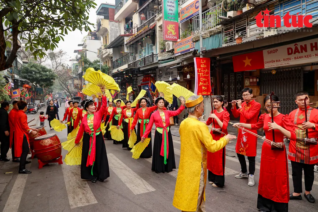 Văn nghệ Hội đền Bạch Mã