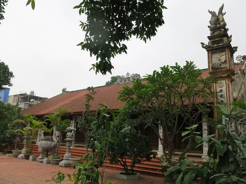 Cảnh quan tiền cảnh Chùa Bát Tháp