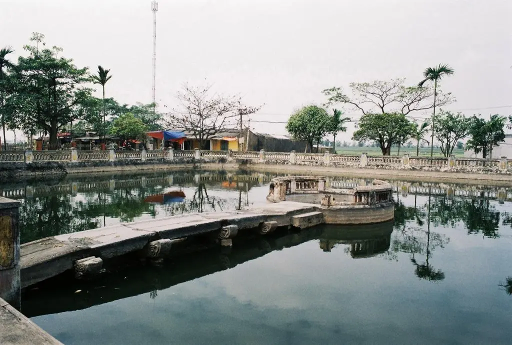 Cầu đá Đền Lộng Khê