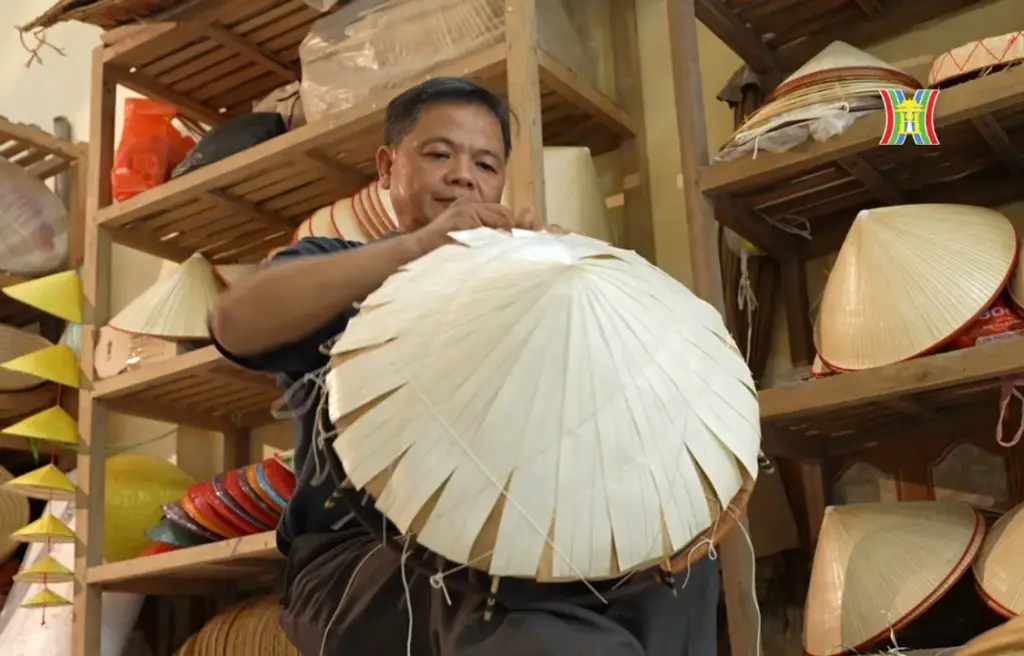 Nghệ nhân Lê Văn Tuy say mê với nghề làm nón lá