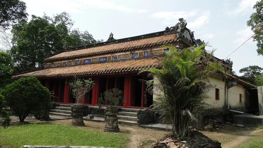 Khuôn viên Điện Minh Thành tại Lăng Gia Long