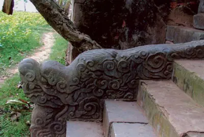 Rồng đá từ thế kỷ XVIII tại Đền Phú Đa