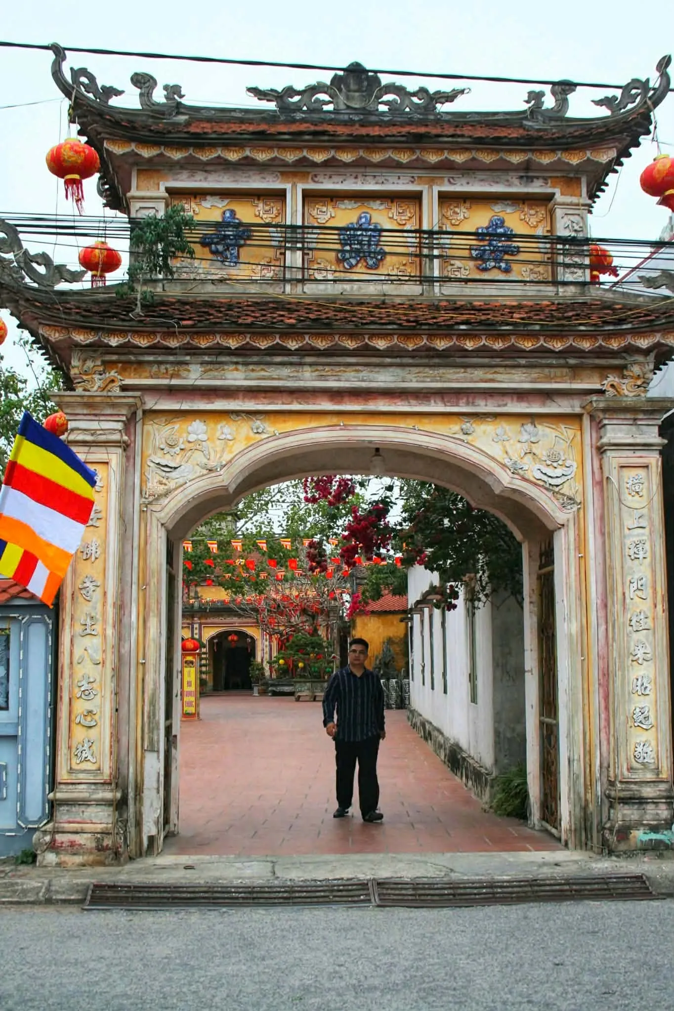 Cổng chùa Hoành Nha trong Khu Di Tích Hoành Nha