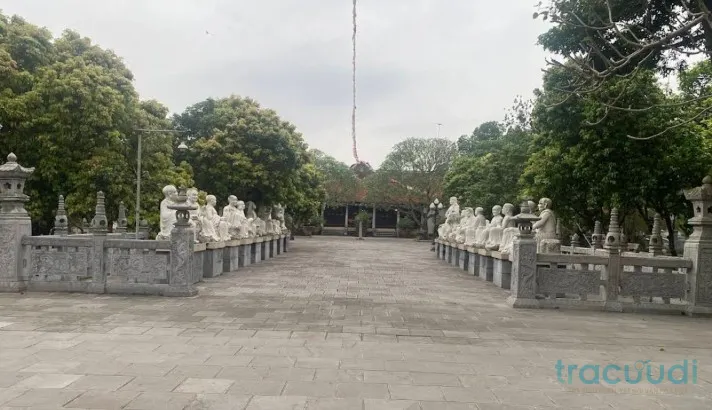 Lối vào chính điện Chùa Quang Ân