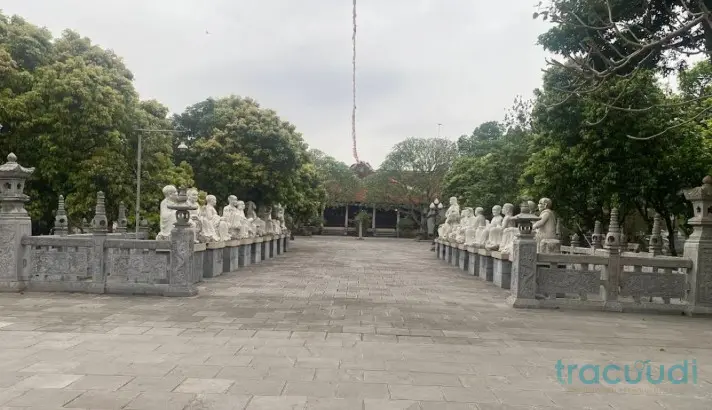 Lối vào chính điện Chùa Quang Ân