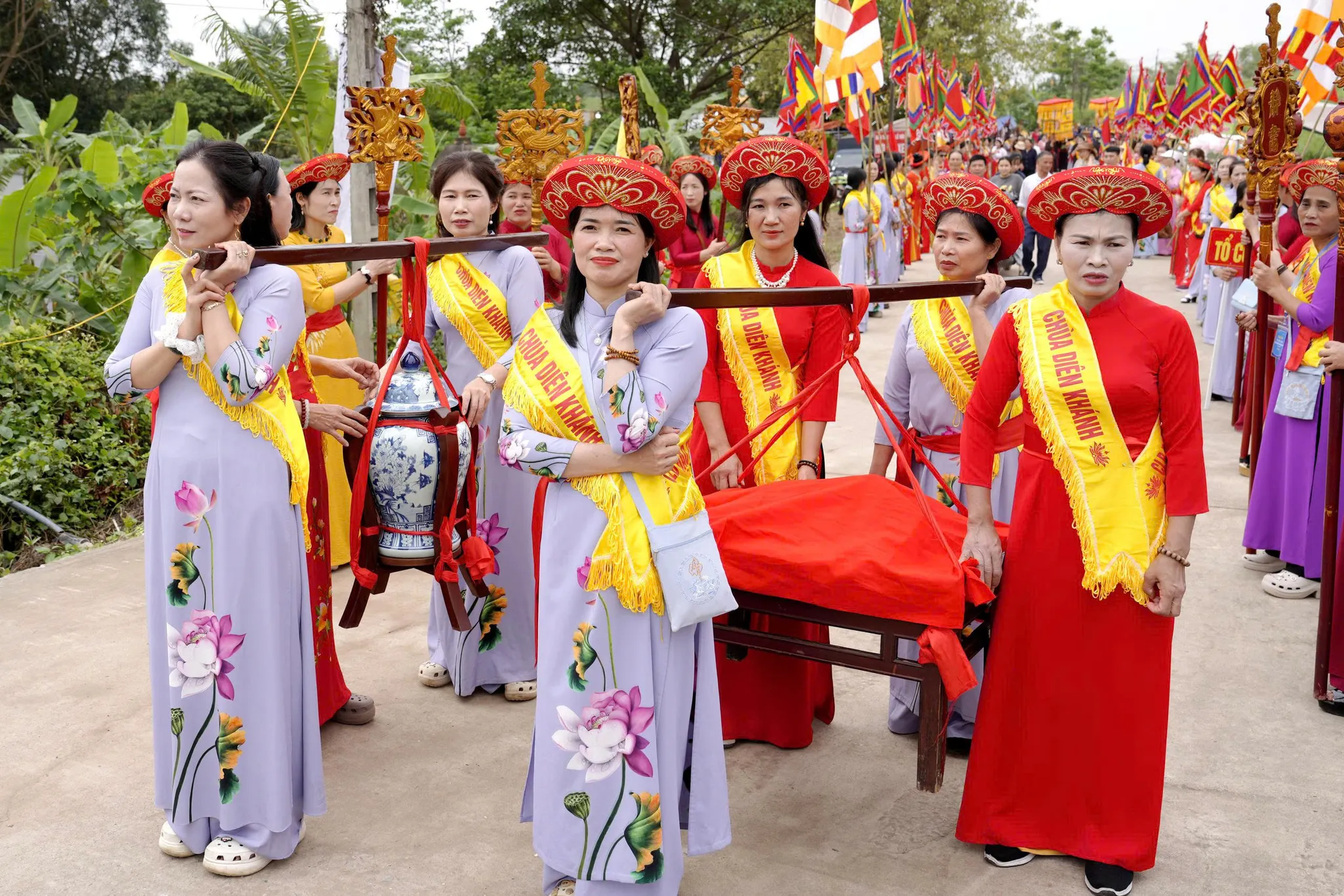 Rước nước tại Lễ hội làng Mạn Xuyên