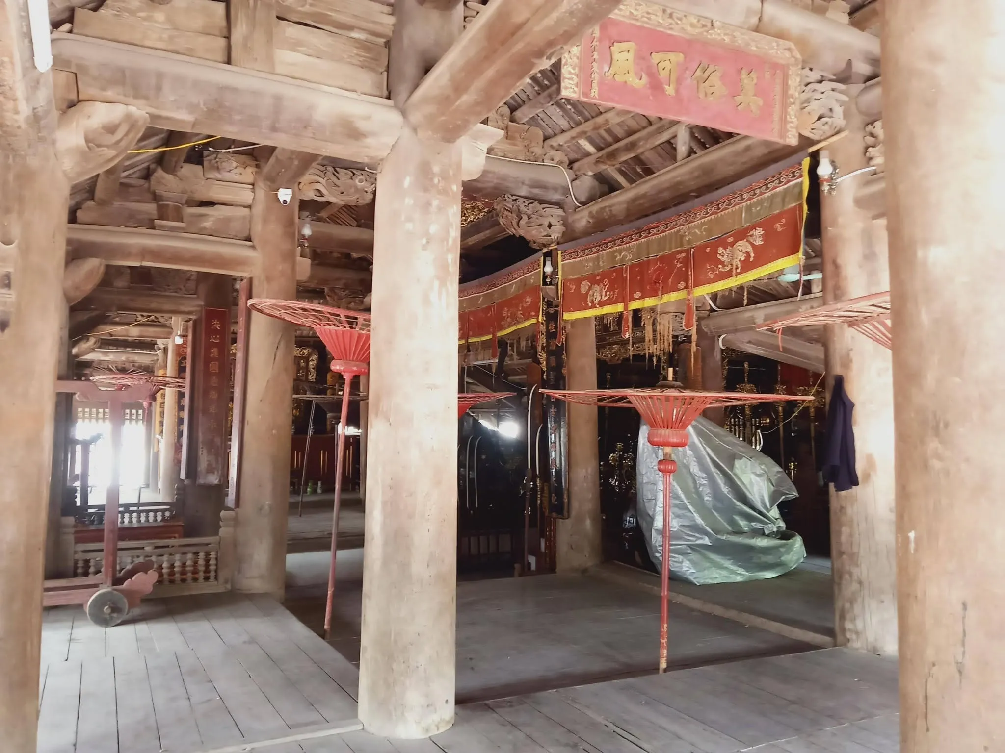 Kiến trúc gỗ trong đình Hữu Bằng