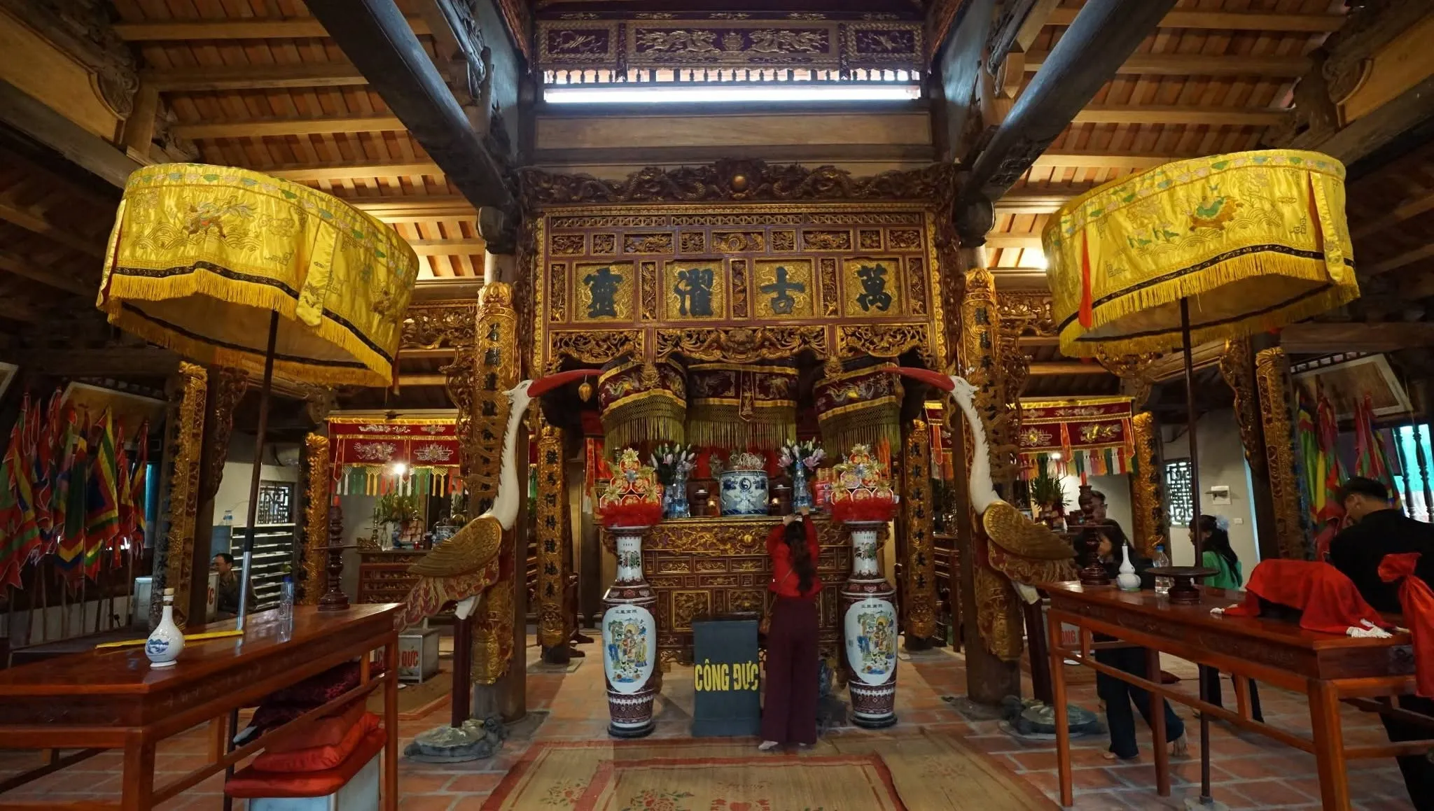 Không gian bên trong đền Thanh Nhàn (xã Nội Bài)