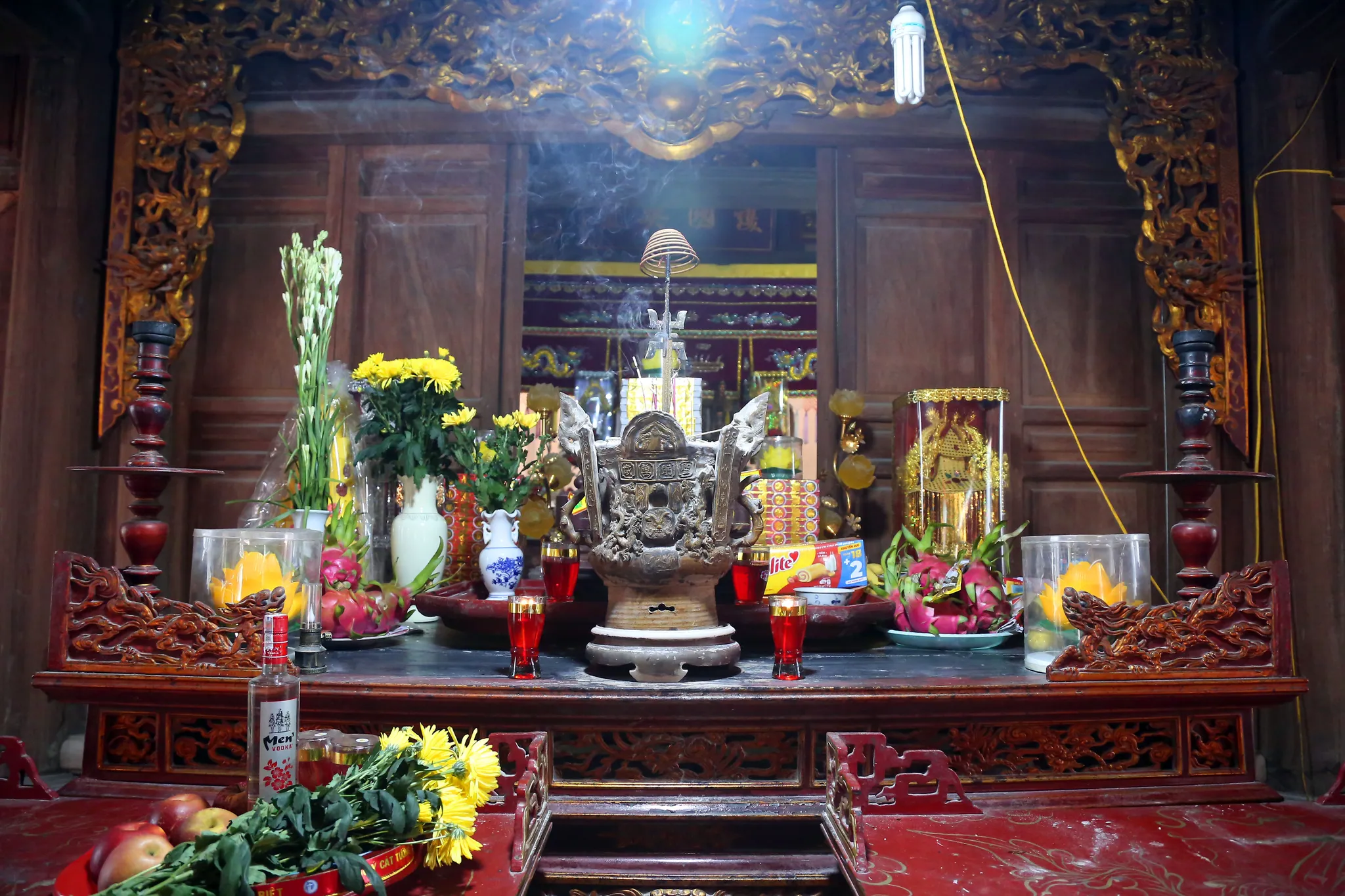 Ban thờ trong đình Hòe Thị