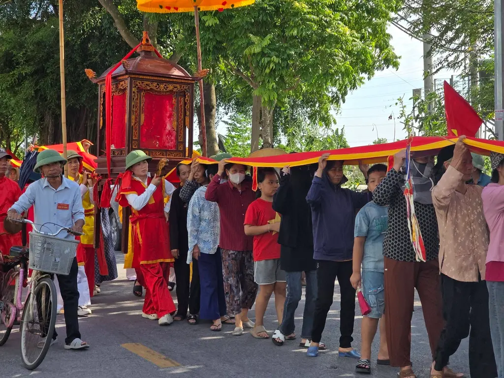 Tục lệ đội cầu rước Mẫu lên chùa bái Phật tại lễ hội đền Đồng Bào.