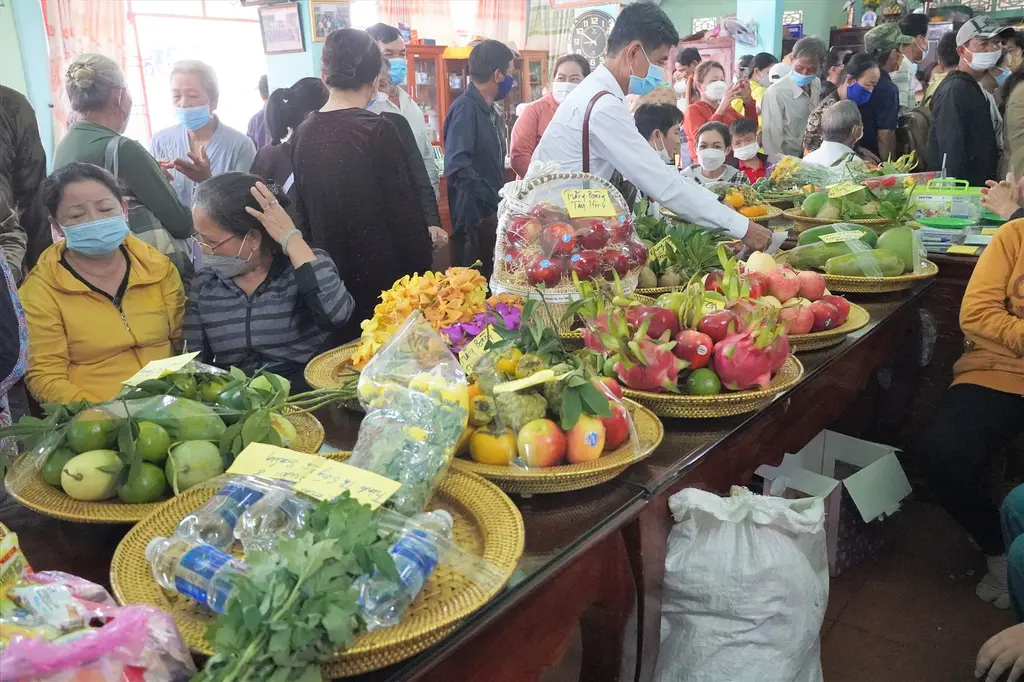 Mâm lễ từ nhiều địa phương tại Lễ hội Trùng Cửu (vía ông Trần)