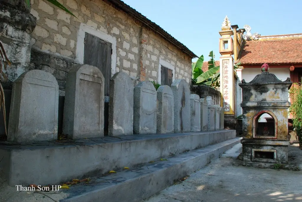 Dãy bia đá tại Chùa Lôi Động