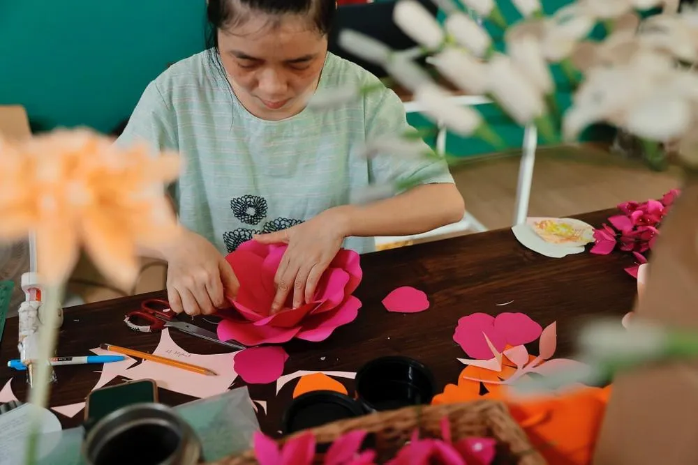 Công đoạn tạo hình cánh hoa giấy