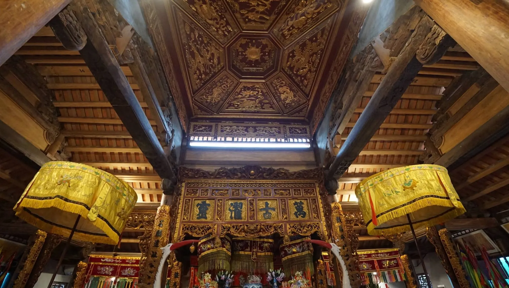 Không gian bên trong đền Thanh Nhàn (xã Nội Bài)