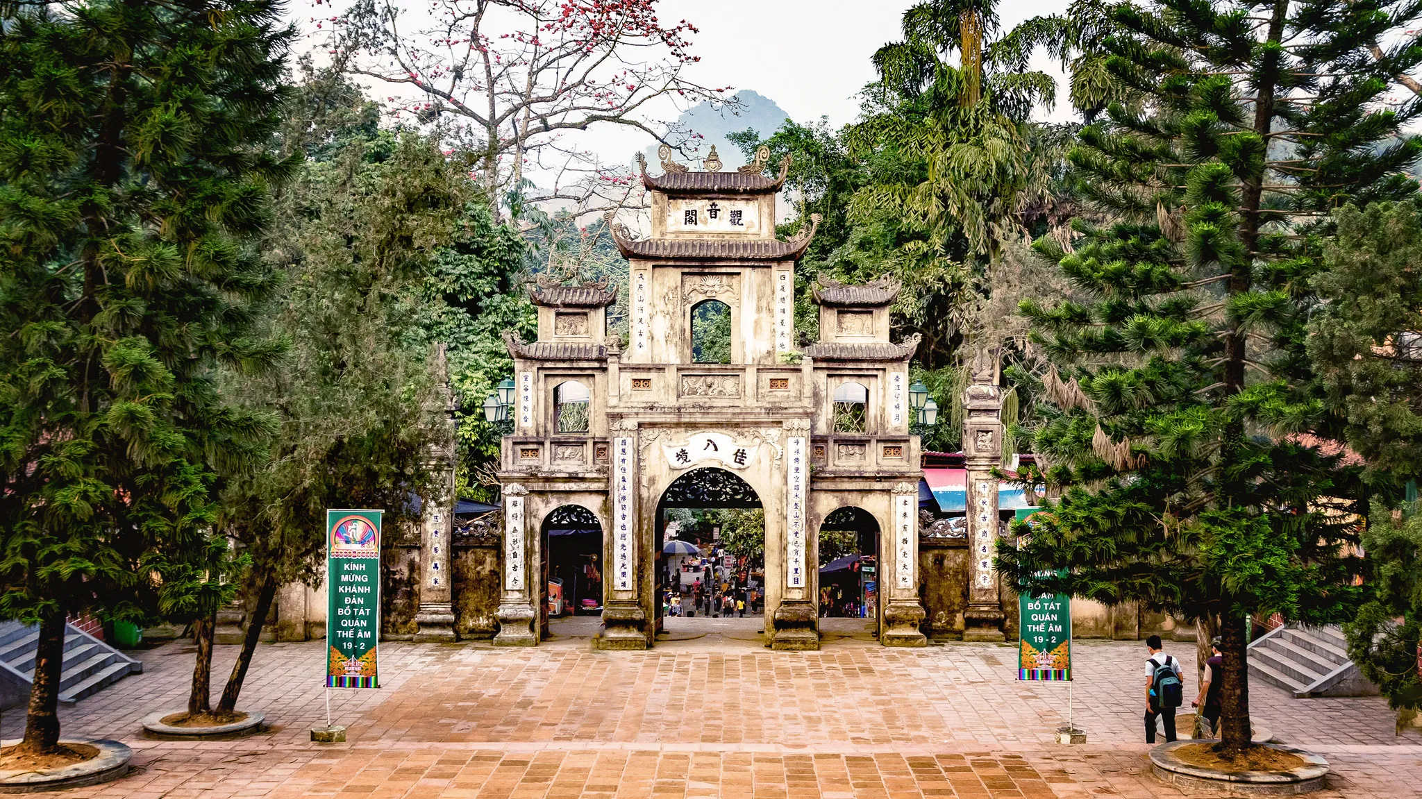 Cổng vào Chùa Hương 