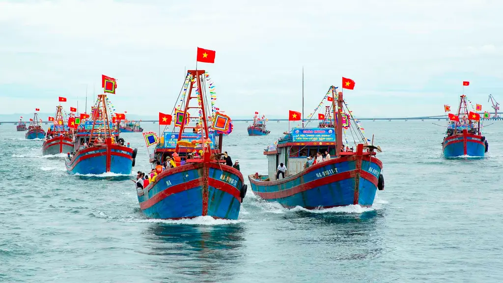 Tàu của các gia đình ngư dân tham gia lễ Vọng Nghinh trong Lễ Kỳ phúc Lục ngoạt