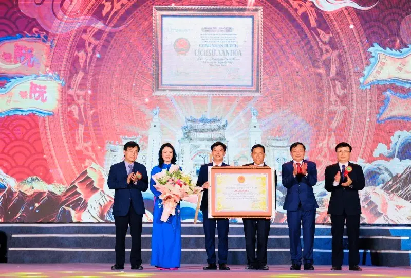 Trao bằng công nhận cho Lễ hội Đền Nguyễn Cảnh Hoan
