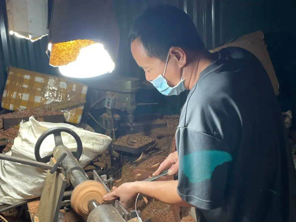 Người lao động làng nghề Nhị Khê miệt mài tiện sản phẩm đồ gỗ